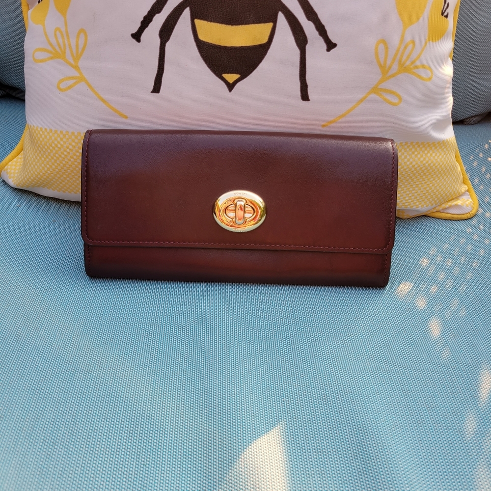 Coach Envelope/Turnlock Wallet in Oxblood